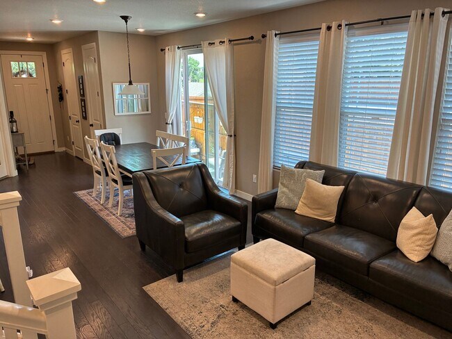Foto del edificio - Welcome to this Beautifully Maintained 4-B...