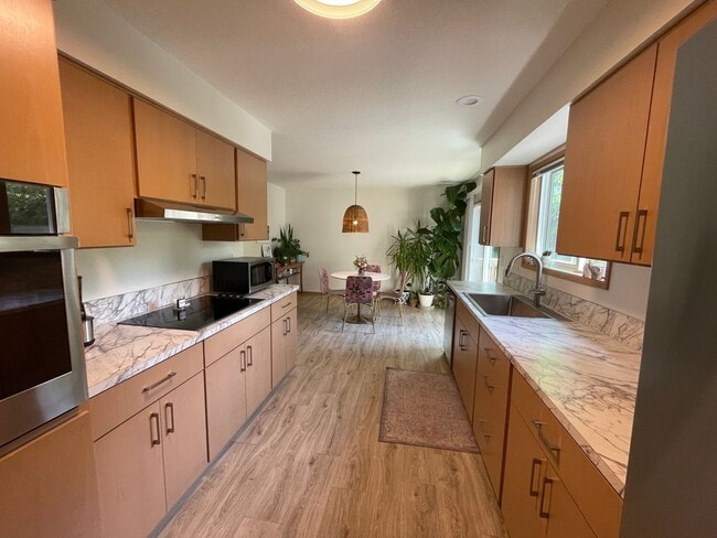 Building Photo - Stunning Eastmoreland Mid-Century Modern w/ Private Yard, A/C