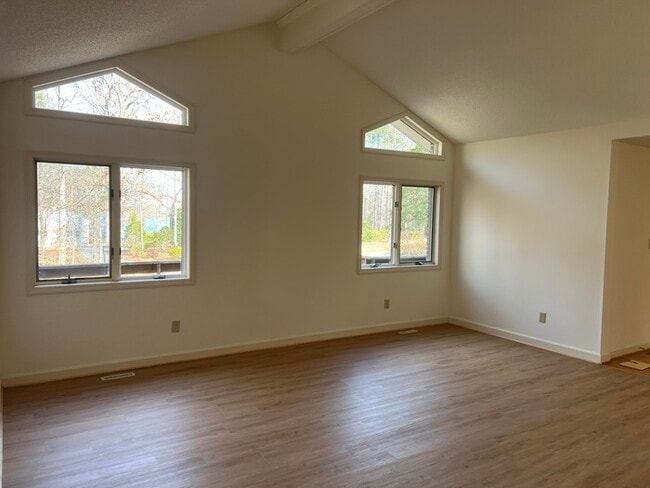 Building Photo - 303 Lake Pointe Dr