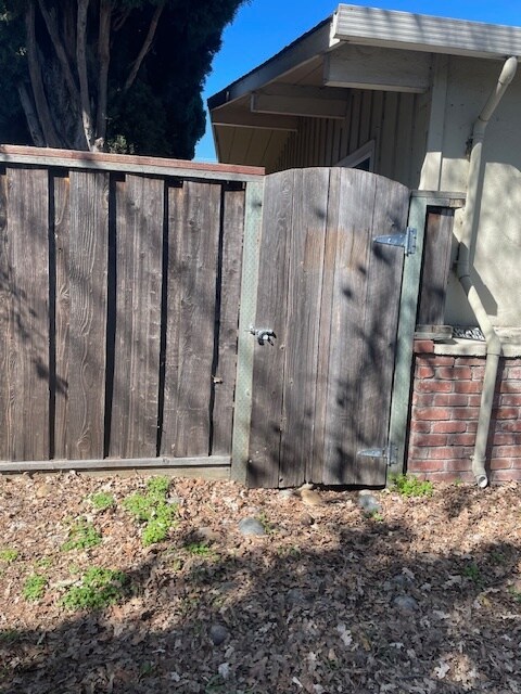Entry to side yard - 3121 Alma St