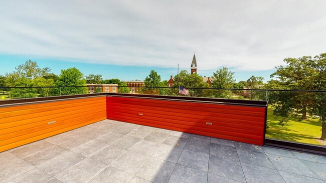 Building Photo - 2530 University Ave