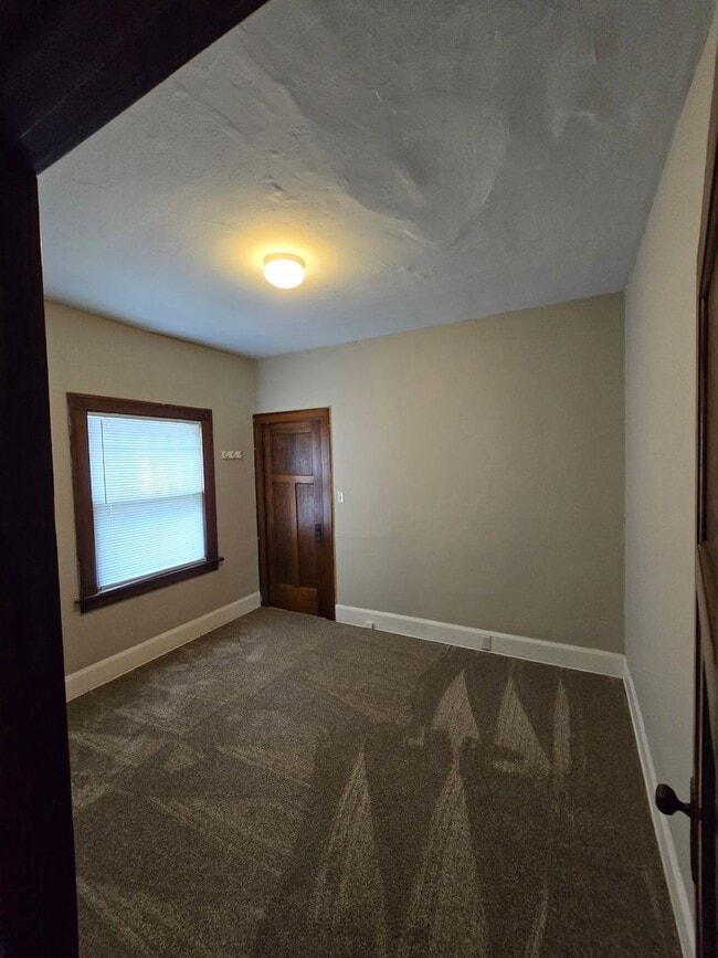 Building Photo - Nicely sized two bedroom home