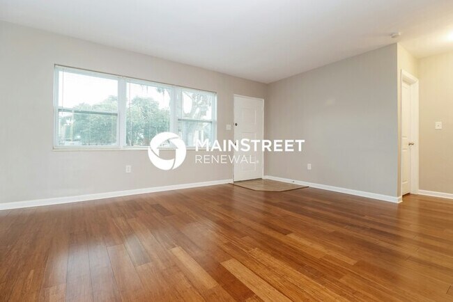 Building Photo - 3 Bedroom Pet-Friendly Home in Tarpon Springs, FL with Main Street Renewal