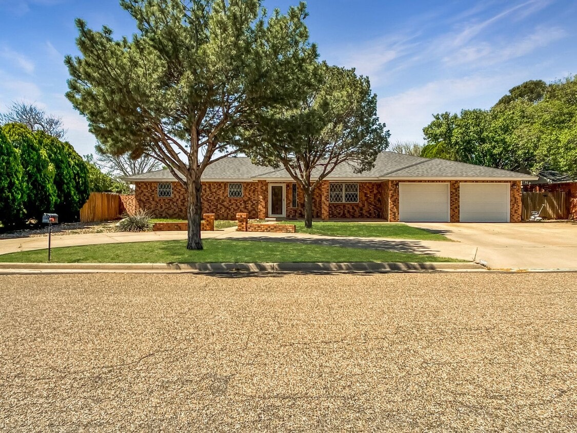 Primary Photo - LARGE 3 BEDROOM HOME IN NORTHEAST CLOVIS
