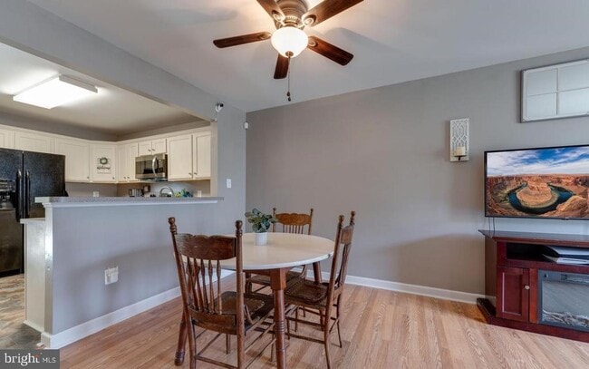Building Photo - 833 Gallows Ct