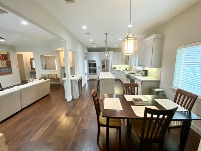 Foto del edificio - 5250 Birdwood Rd