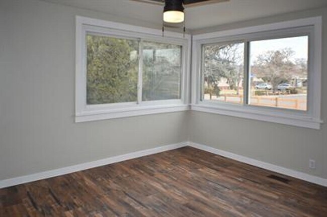 Foto del edificio - Beautiful 4 bed/2 bath available after 7/1...