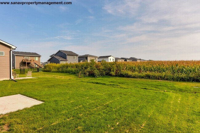 Building Photo - Experience Home Perfection in Style! Spaci...