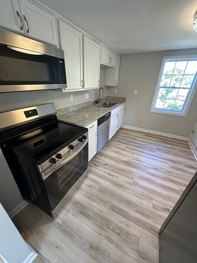 Foto del edificio - CHARMING, 1 BEDROOM UPPER LEVEL DUPLEX AVA...