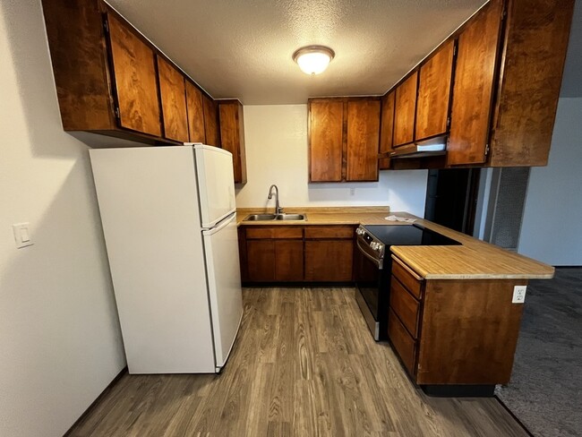 Building Photo - 616 Center St