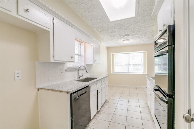 Foto del edificio - 22818 Canyon Lake Dr