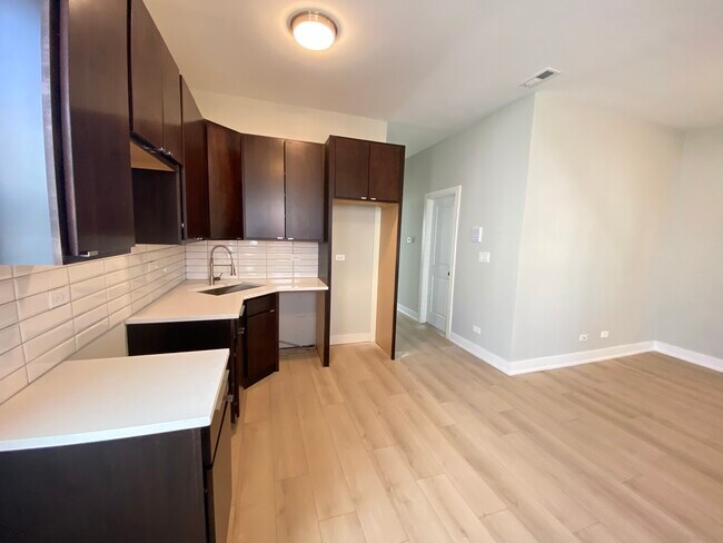 Building Photo - 3029 W 21st Plz