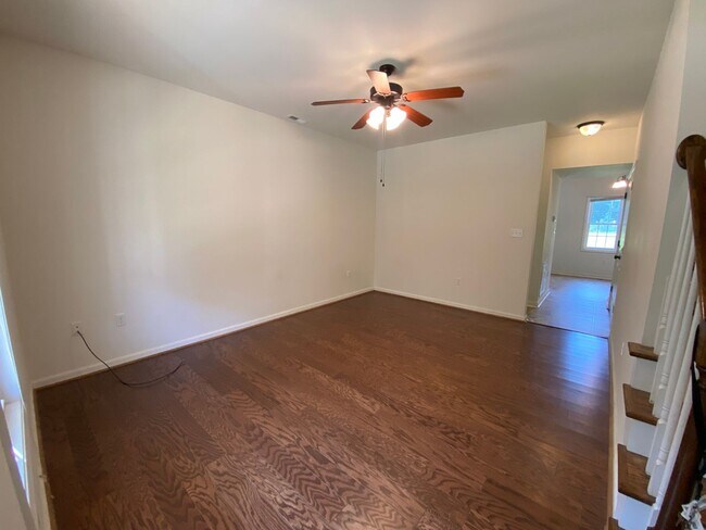 Building Photo - Beautiful 2 bedroom on Candlers Mt! Minute...