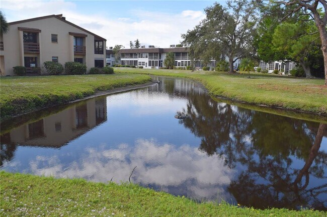Foto del edificio - 11 Quails Run Blvd