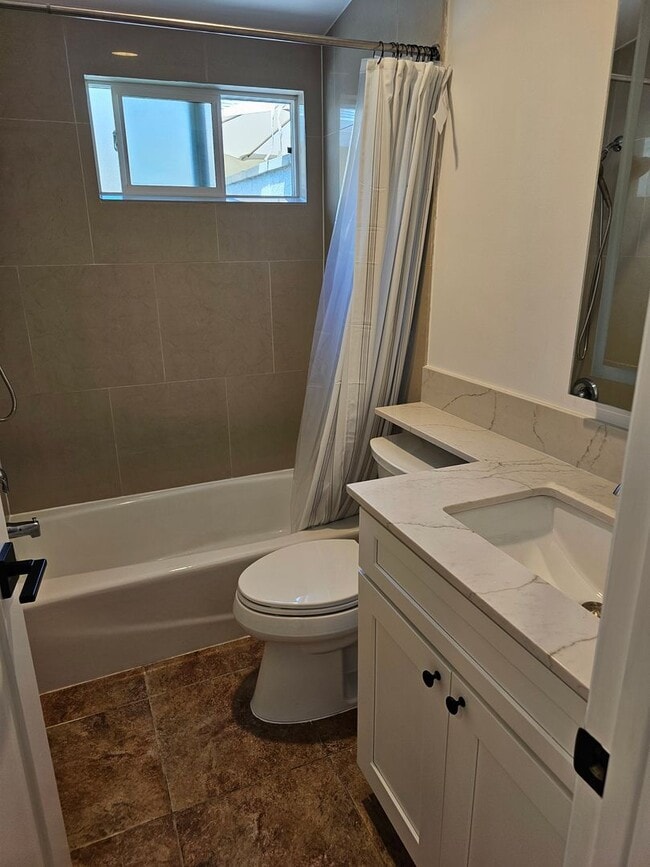 Foto del edificio - Costa Mesa.  1 bedroom, 1 bathroom.  Duplex