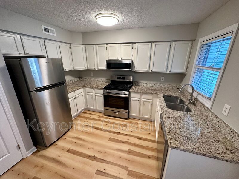 Primary Photo - 2102 Queen Annes Ct