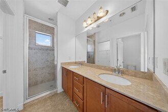 Building Photo - 1435 Santiago Cir