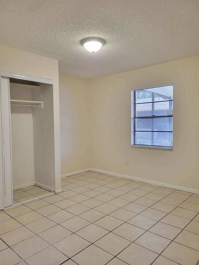 Foto del edificio - Renovated Two-Bedroom Apartment near Lake Howard