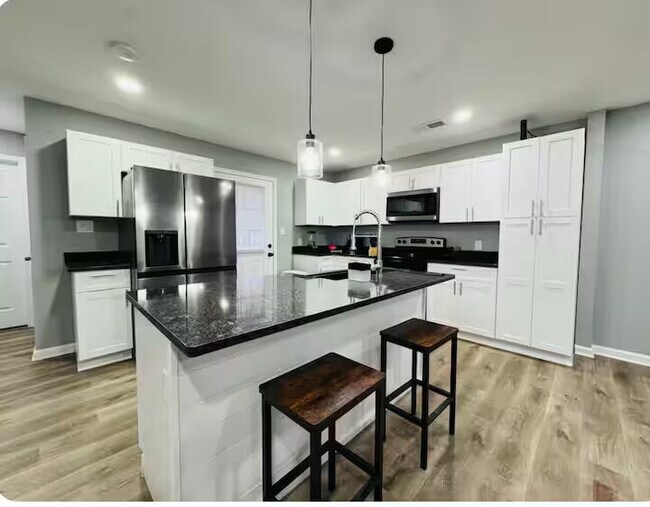Foto del edificio - Room in Single Family Home on Denham St