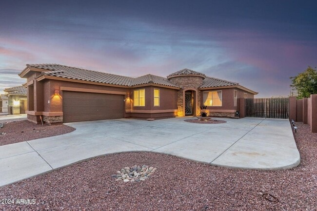 Photo - 1530 E Branham Ln House