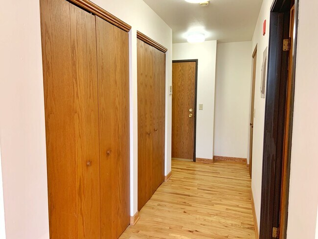 Foto del edificio - STUDIO Apartment, Hardwood Floors, Tall Ceiling, Downtown Waukesha!