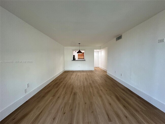 Building Photo - 10425 SW 112th Ave