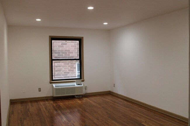 Building Photo - 416 68th St