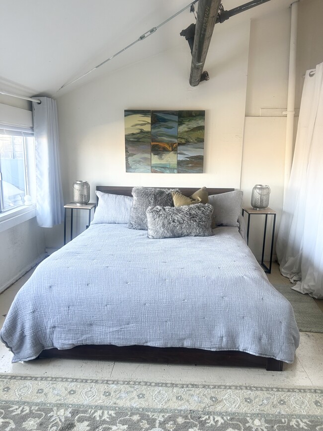 Room Loft I - 2934 Ford St