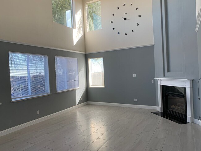 Foto del edificio - Beautiful 2 Story Home Ready To Be Called ...