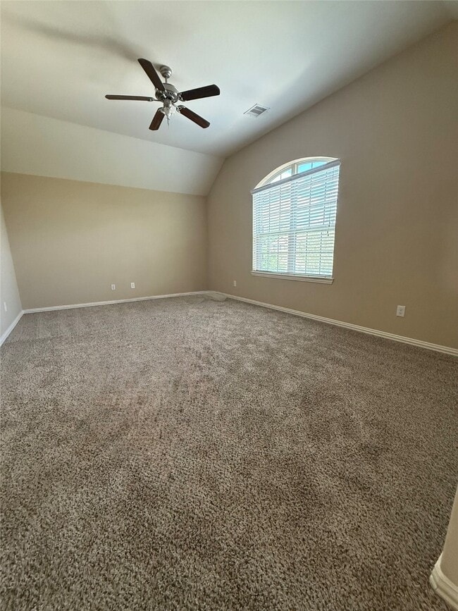 Building Photo - 667 Oak Cir Dr E