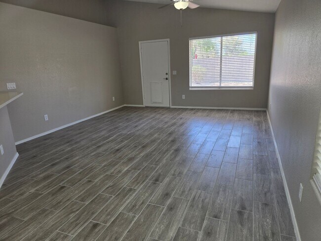 Foto del edificio - 8161 W Clara Ln