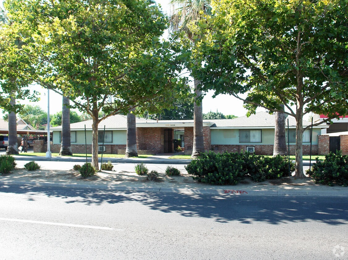 Building Photo - 3336 E Ventura Ave