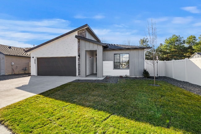 Building Photo - 3965 N Amberwood Ave