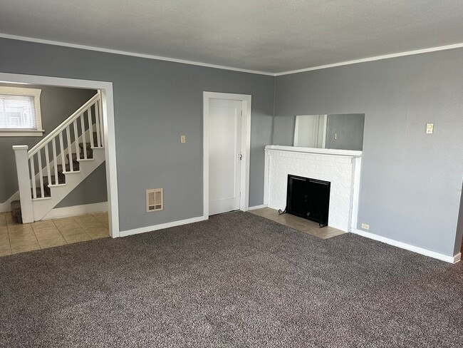 Building Photo - 4+ bedrooms, 1.75 bathrooms in South Tacoma