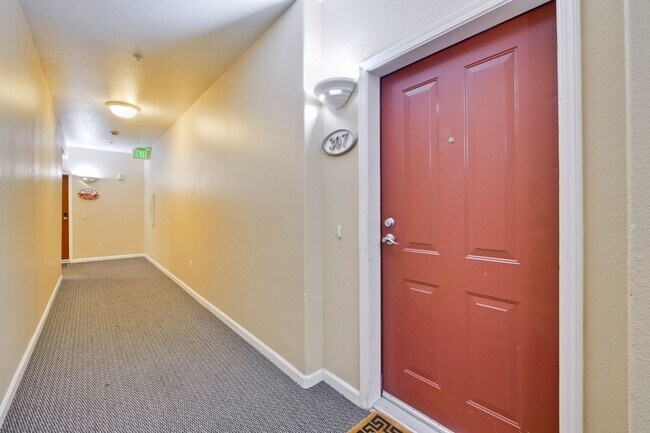 Building Photo - Excellent 2 Bed 2 Bath Condo - Completely ...