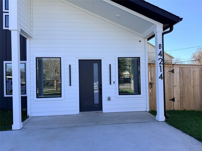 Foto del edificio - 4214 Clover St