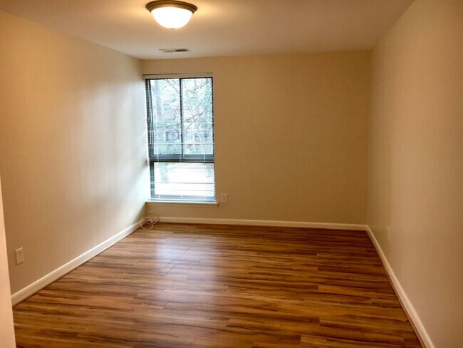 Master bedroom. A previous owner installed soundproof drywall in this bedroom. it is very quiet! - 11260 Chestnut Grove Square