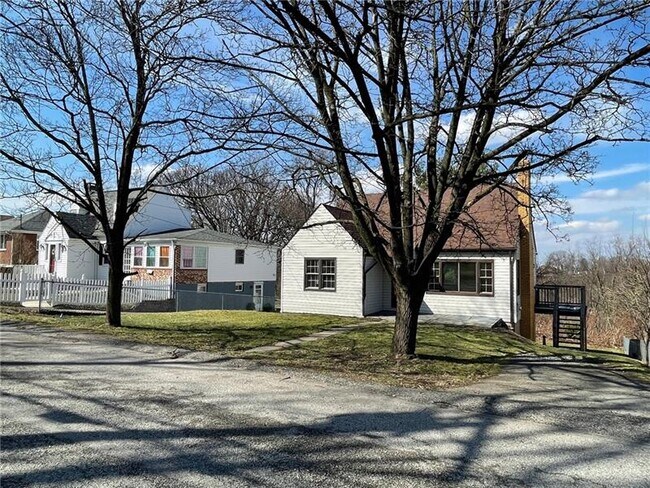 Building Photo - 637 3rd St