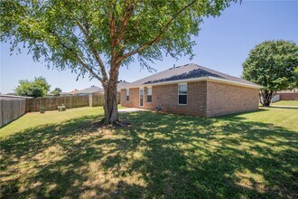 Building Photo - 610 Maplewood Dr