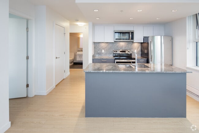 2BR, 2BA - 743SF - 1051 Broughton Street