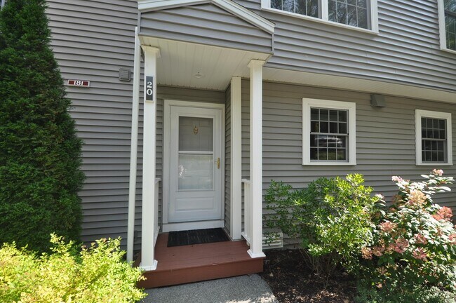 Foto del edificio - 181 Riverside Townhouses Rd