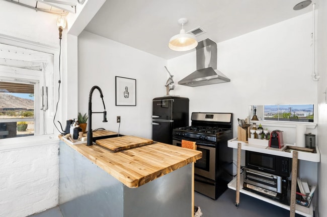 Building Photo - 7657 N Star Ave