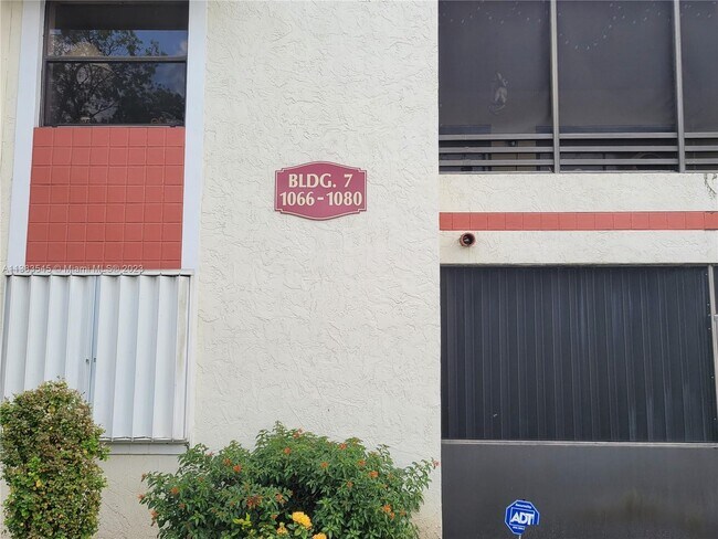 Foto del edificio - 1078 N Hiatus Rd
