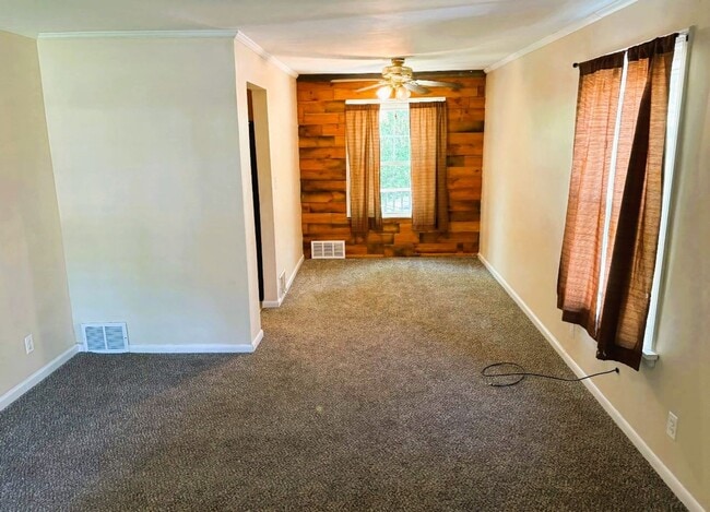 Building Photo - ? Cozy & Convenient 2-Bed Home in Euclid ?