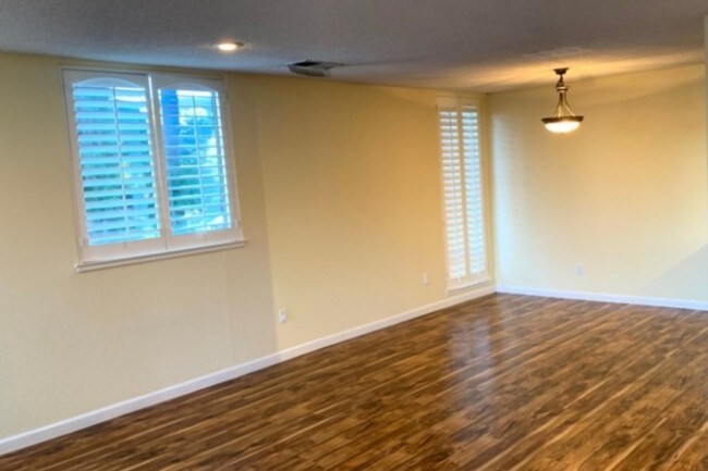 Leaving room + dining room - 815 Sea Spray Ln