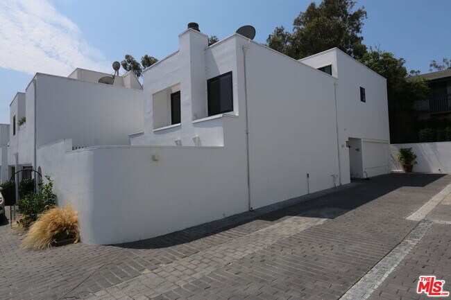 Foto del edificio - 29221 Heathercliff Rd
