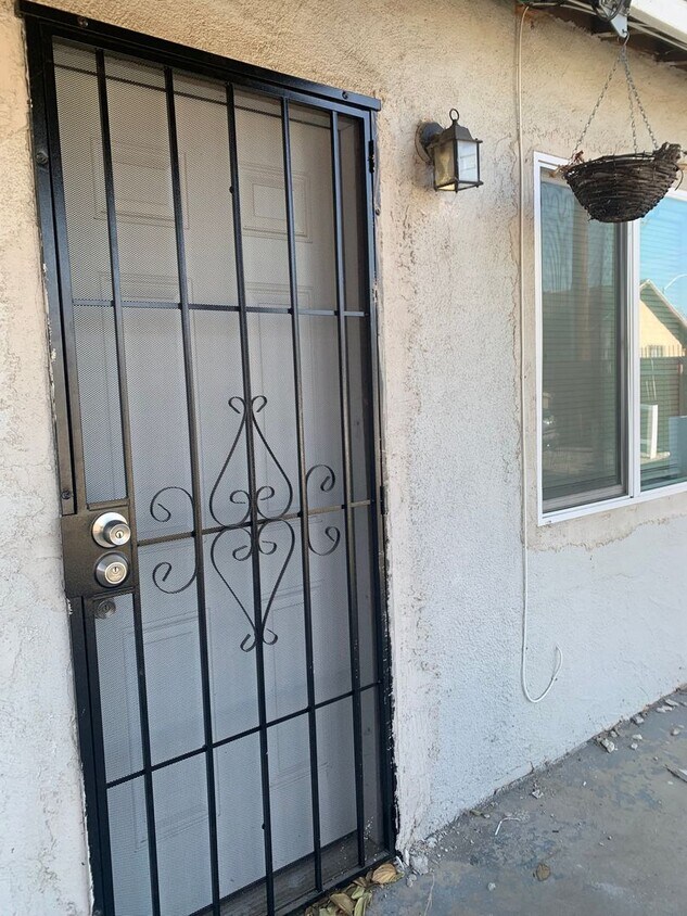 105107 E 8th St Unit 107 B, Bakersfield, CA 93307 Room for Rent in