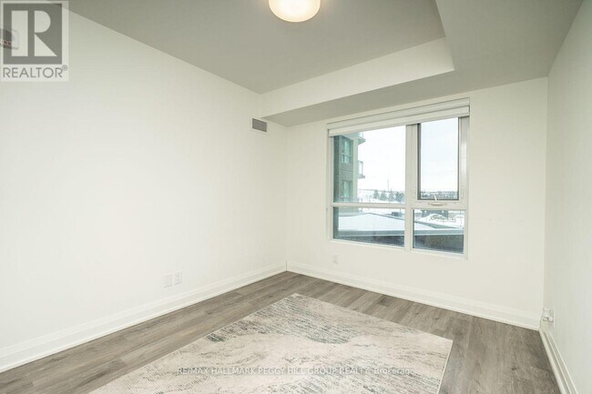 Photo du bâtiment - 58 Lakeside Ter