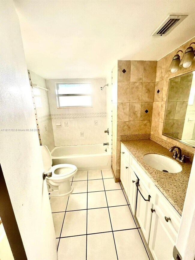 Foto del edificio - 1770 NE 191st St