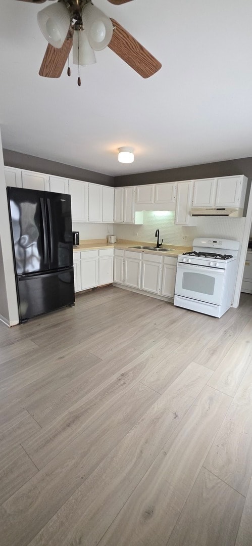 Building Photo - 1114 N Oak Terrace